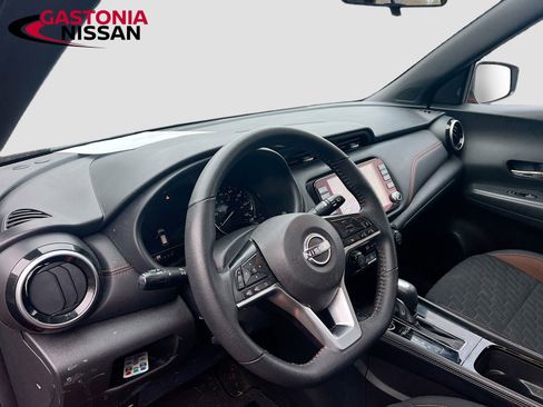 Used 2022 Nissan Kicks SR image 11