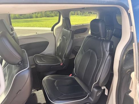 Used 2023 Chrysler Pacifica Limited FWD image 11