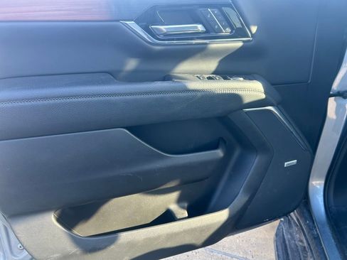 Used 2025 GMC Yukon XL Denali image 9