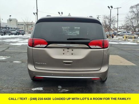 Used 2018 Chrysler Pacifica Touring-L w/ Advanced Safetytec Group image 5