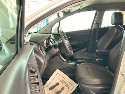 Used 2022 Chevrolet Trax LT w/ LT Convenience Package image 15