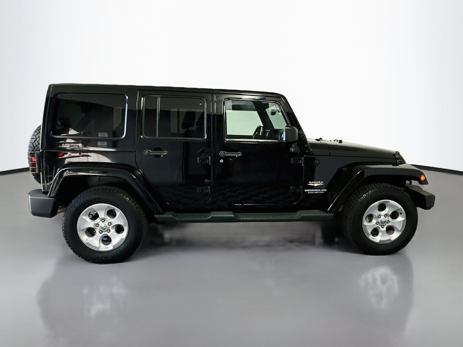 Used 2014 Jeep Wrangler Unlimited Sahara w/ Dual Top Group AWD/4WD image 8