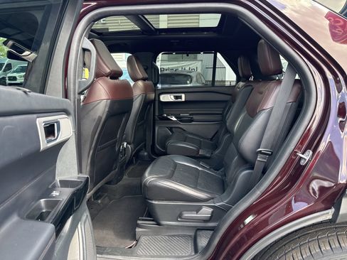 Used 2022 Ford Explorer Platinum w/ Equipment Group 601A AWD/4WD image 12