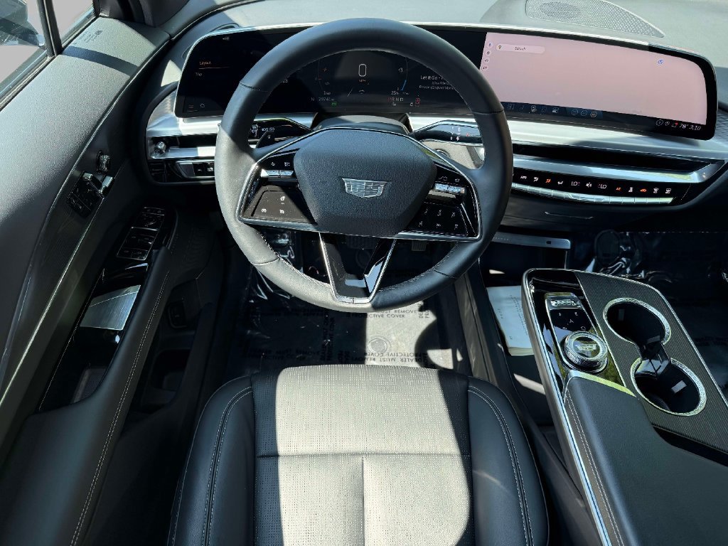 Certified 2024 Cadillac Lyriq Luxury AWD/4WD image 4