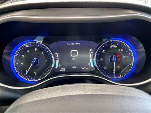 Used 2024 Chrysler Pacifica Touring-L FWD image 25