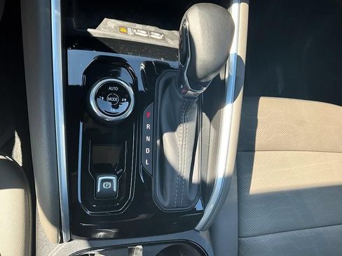 Used 2025 Chevrolet Colorado ZR2 w/ Technology Package AWD/4WD image 25