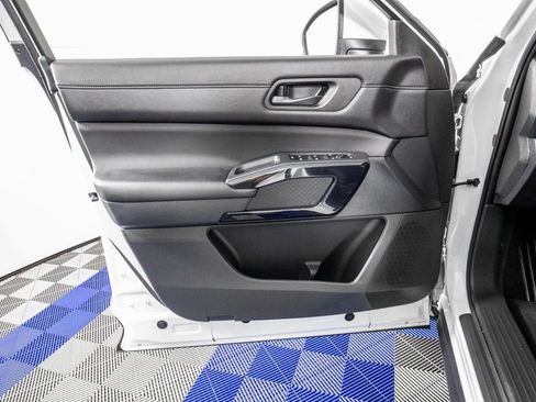 Used 2025 Nissan Pathfinder SV image 15