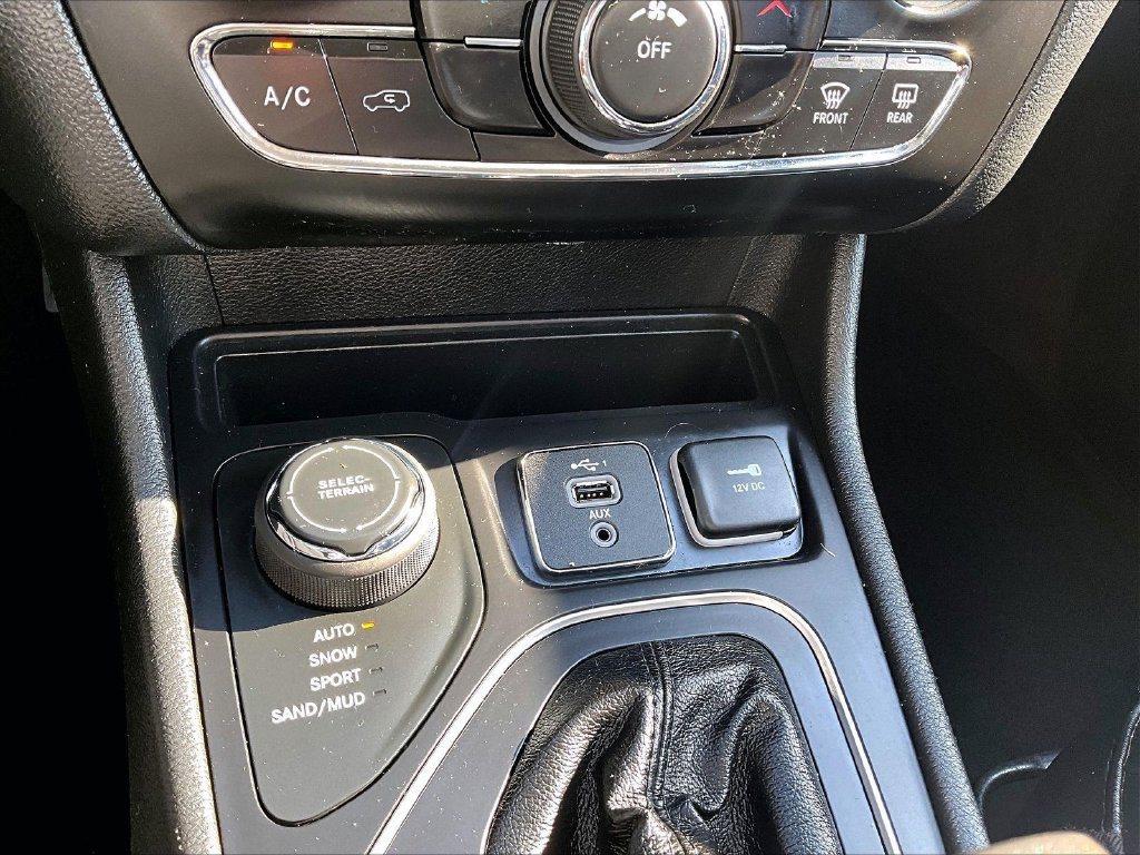 Used 2020 Jeep Cherokee Latitude Plus w/ Cold Weather Group AWD/4WD image 21