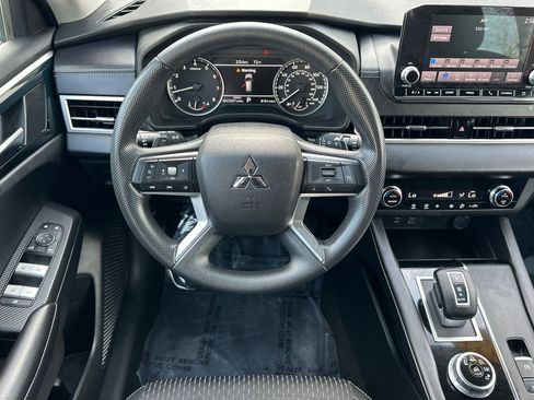 Used 2022 Mitsubishi Outlander ES image 16