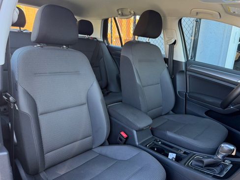 Used 2019 Volkswagen e-Golf SE image 32