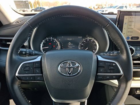 Used 2023 Toyota Highlander XLE image 17