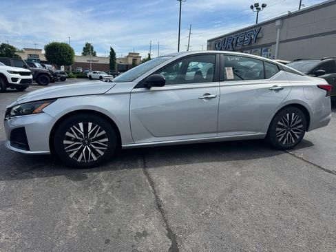 Used 2025 Nissan Altima 2.5 SV FWD image 1