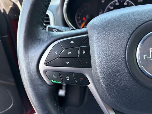 Used 2019 Jeep Grand Cherokee Laredo AWD/4WD image 24