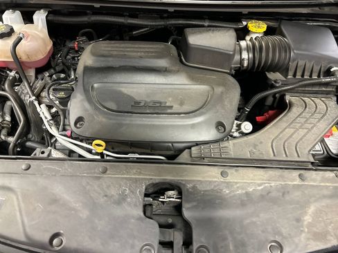 Used 2024 Chrysler Pacifica Touring-L image 27