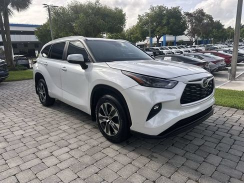 Used 2024 Toyota Highlander XLE FWD image 16