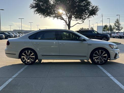 Used 2018 Volkswagen Passat 3.6 FWD image 11