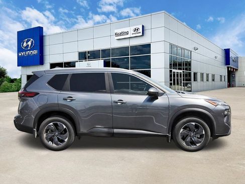 Used 2024 Nissan Rogue SV w/ SV Premium Package FWD image 4