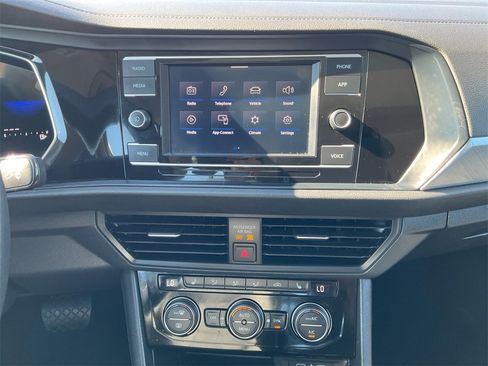 Used 2024 Volkswagen Jetta SE image 12