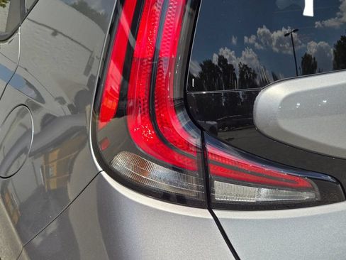 Certified 2025 Kia Soul LX w/ LX Technology Package FWD image 11