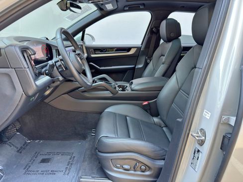 Used 2025 Porsche Cayenne w/ Premium Package Plus AWD/4WD image 17
