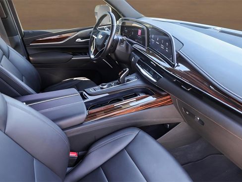 Used 2023 Cadillac Escalade Luxury w/ LPO, Illumination Package image 32