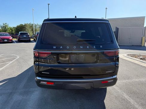 Used 2022 Jeep Wagoneer Series III AWD/4WD image 5