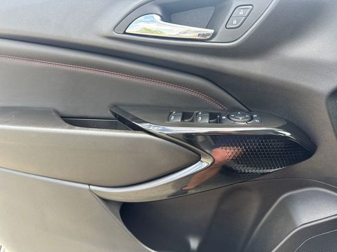 Used 2025 Chevrolet Trax RS w/ Sunroof Package FWD image 20