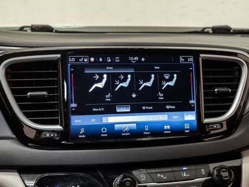 Used 2024 Chrysler Pacifica Touring-L FWD image 18