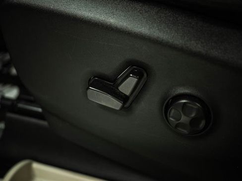 Used 2024 Chrysler Pacifica Limited FWD image 16