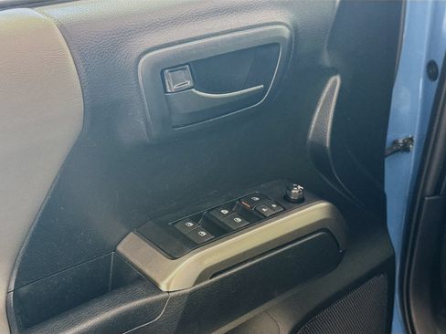 Used 2019 Toyota Tacoma SR5 AWD/4WD image 15