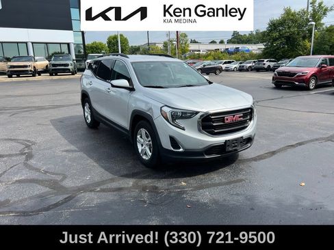 Used 2018 GMC Terrain SLE w/ Driver Convenience Package FWD image 3