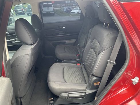 Used 2022 Nissan Pathfinder SV w/ SV Premium Package FWD image 12