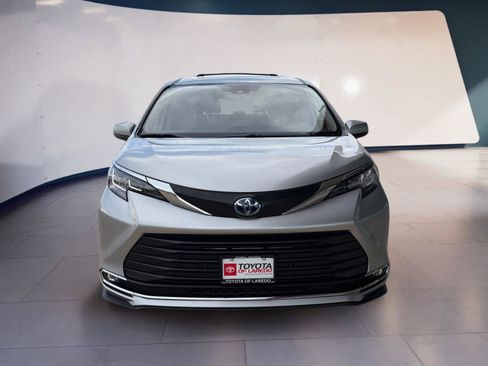 Used 2023 Toyota Sienna XLE FWD image 8