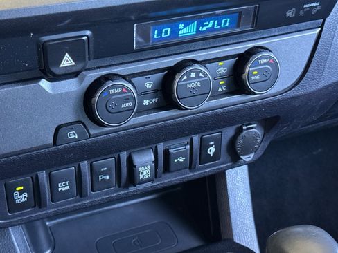 Used 2021 Toyota Tacoma TRD Off-Road image 19