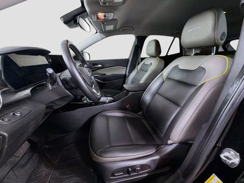 Used 2025 Chevrolet Trax ACTIV FWD image 12