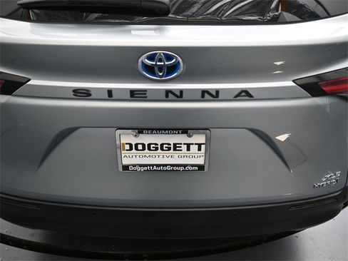 Used 2022 Toyota Sienna XLE image 14