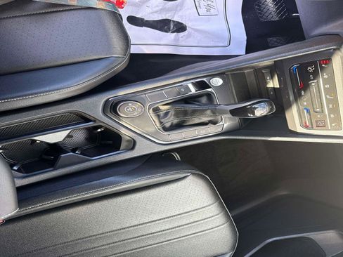 Used 2023 Volkswagen Tiguan SE w/ Panoramic Sunroof Package image 24