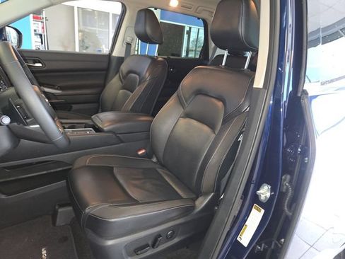 Used 2024 Nissan Pathfinder SL FWD image 11