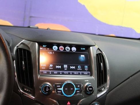 Used 2018 Chevrolet Cruze LT FWD image 18