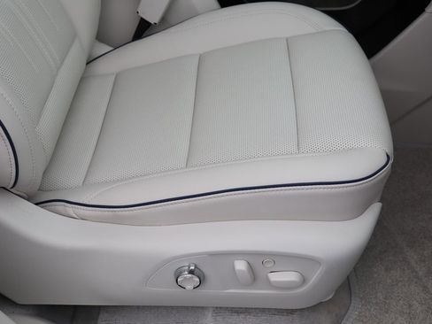 Used 2025 Buick Enclave Avenir image 32