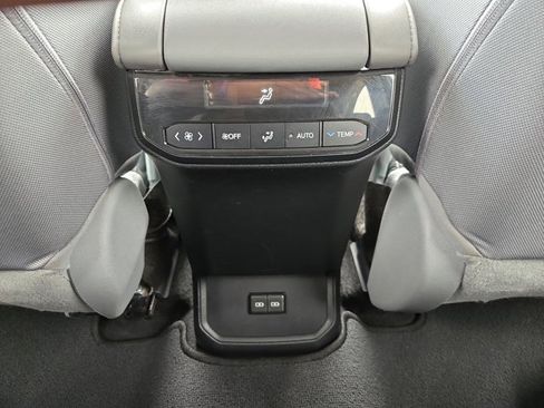 Used 2023 Toyota Highlander LE image 16