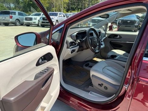 Used 2020 Chrysler Pacifica Touring-L Plus w/ Advanced Safetytec Group FWD image 41