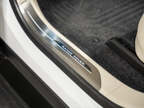 Used 2025 Land Rover Range Rover SE image 60