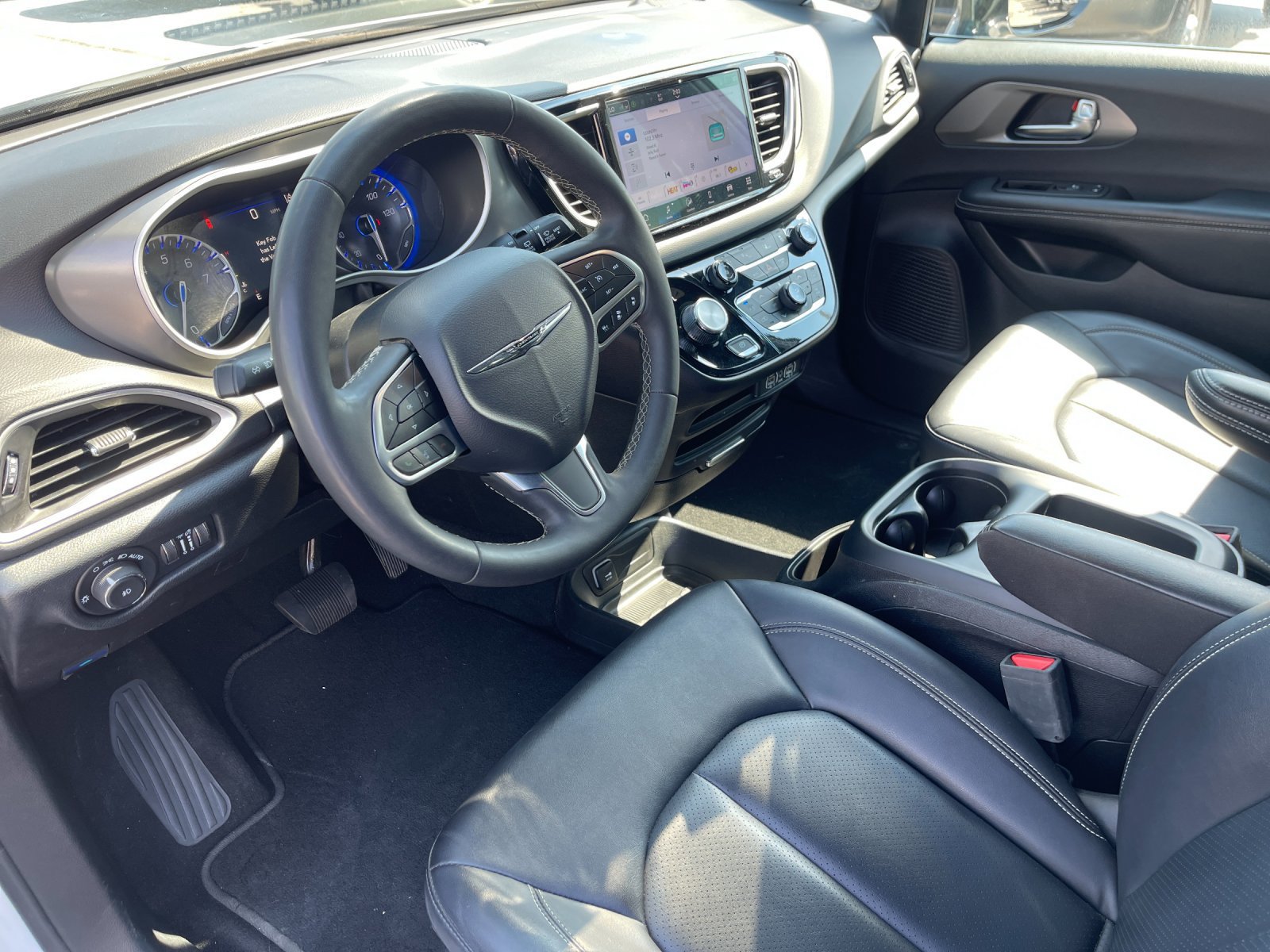 Used 2025 Chrysler Pacifica Select FWD image 11