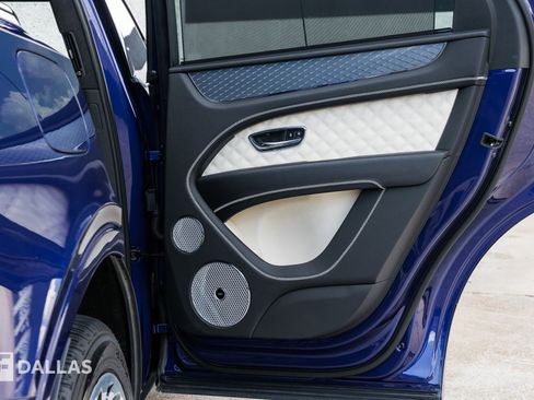 Used 2023 Bentley Bentayga image 35