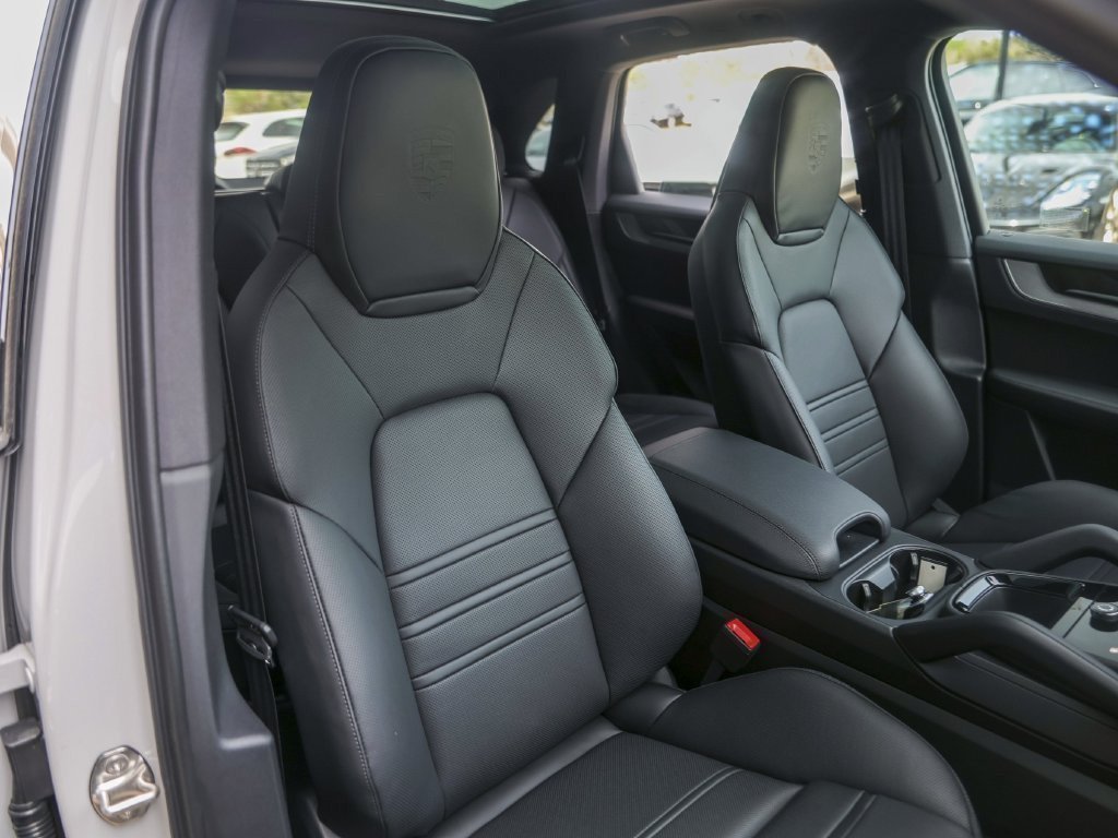 Certified 2026 Porsche Cayenne AWD/4WD image 38