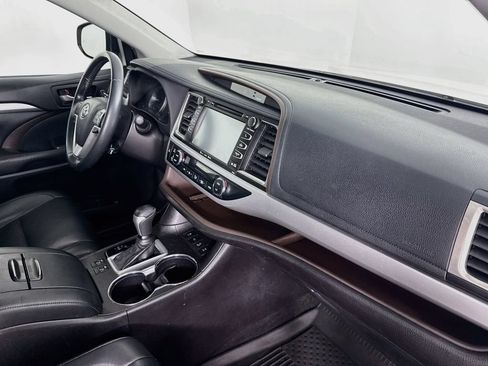 Used 2019 Toyota Highlander XLE AWD/4WD image 32