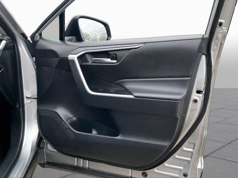 Used 2025 Toyota RAV4 XLE FWD image 22