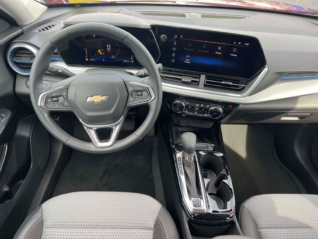 Used 2024 Chevrolet Trax LT w/ Sunroof Package FWD image 13