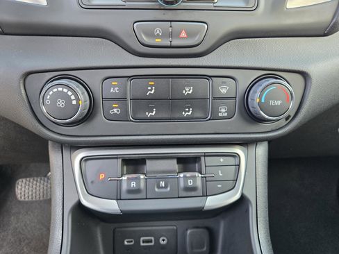 Used 2024 GMC Terrain SLE image 10